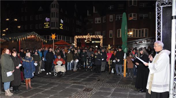 Pfarrer Michael Kenkel von der katholischen St.-Willehad-Gemeinde und Pastorin Christiane Wittrock von der evangelischen Kirchengemeinde Nordenham gestalteten den Gottesdienst am Heiligen Abend auf dem Marktplatz.