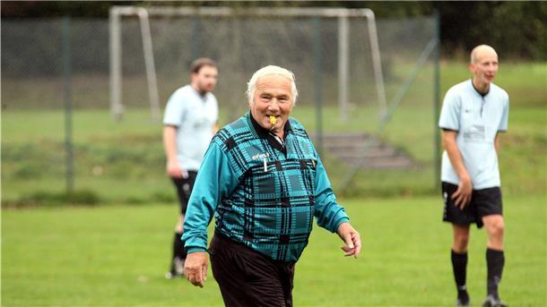 Pfeift auch mit 80 Jahren noch mit Begeisterung Fußballspiele: Willi Tilch.