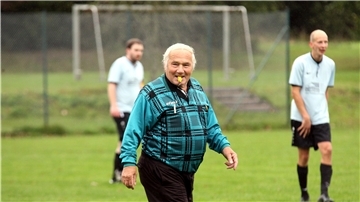 Pfeift auch mit 80 Jahren noch mit Begeisterung Fußballspiele: Willi Tilch.