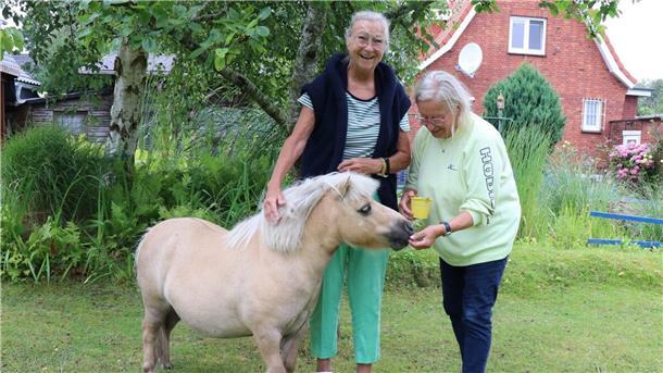 Pferdebesitzerin Sonja Weidhase und ihre Freundin Renate Heins (rechts) verstehen nicht, warum das Mini-Shetlandpony Fritzi nicht mehr an den Grünstrand der Grimmershörnbucht darf.
