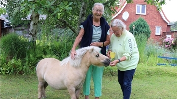 Pferdebesitzerin Sonja Weidhase und ihre Freundin Renate Heins (rechts) verstehen nicht, warum das Mini-Shetlandpony Fritzi nicht mehr an den Grünstrand der Grimmershörnbucht darf.