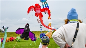 Zirkus- und Drachenfest in Tossens