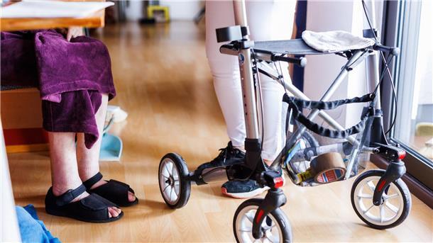 Pflege im Heim: Die Anfang vergangenen Jahres eingeführte Entlastungszuschläge für Bewohnerinnen und Bewohner sollen erhöht werden.