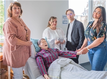 Pflege-Lehrerin Liane Ulrich von der apm Pflegeschule Bremerhaven (von links) mit den Pflegefachkräften Elvira Semenov, Vu Thai und Emely Venditto.