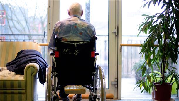 Pflegebedürftige, die zu Hause leben und körperlich nicht in der Lage sind, ein Impfzentrum aufzusuchen, haben derzeit keine Möglichkeit, gegen Corona geimpft zu werden. Die mobilen Impfteams, die überall gebildet wurden, suchen derzeit nur die Heime auf. Themenfoto: Charisius