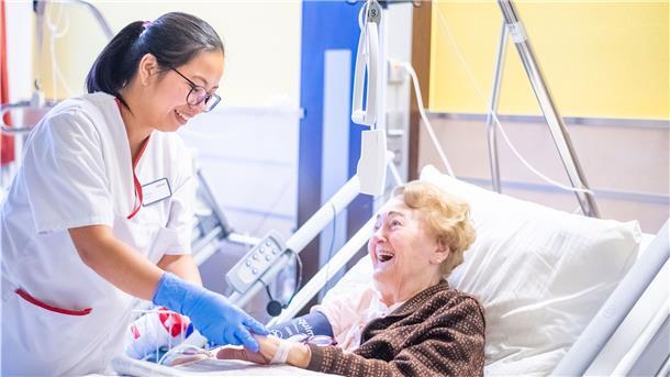 Pflegehelferin Rachel Paje liebt den Kontakt zu den Patienten. Seit Dezember ist die Philippinerin am Ameos-Klinikum in Bremerhaven.