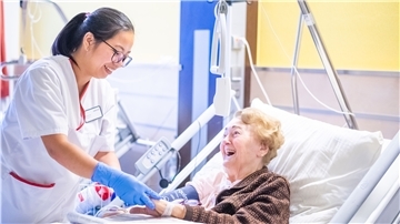 Pflegehelferin Rachel Paje liebt den Kontakt zu den Patienten. Seit Dezember ist die Philippinerin am Ameos-Klinikum in Bremerhaven.