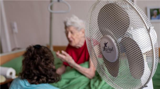 Pflegerin Ramona Rössner hört ihrer Patientin, der 97-jährigen pflegebedürftigen Seniorin Brigitte Richter, beim Hausbesuch zu.