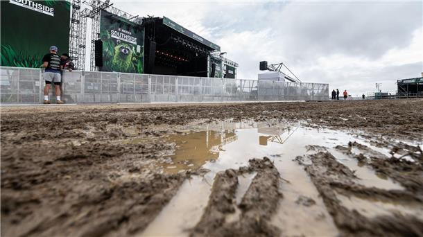 Erneut Unwetter über Deutschland Pfützen und Matsch auf dem Gelände des Southside-Festivals in Neuhausen ob Eck.