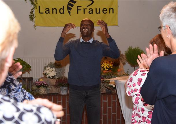 Philip Oprong Spenner aus Kenia, heute Lehrer in Hamburg, bringt die Landfrauen mit kleinen Übungen in Schwung, bevor er über sein von krassen Kontrasten geprägtes Leben erzählt.