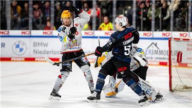 Philip Samuelsson (links) und Nürnbergs Danjo Leonhardt im Zweikampf vor dem Pinguins-Tor.