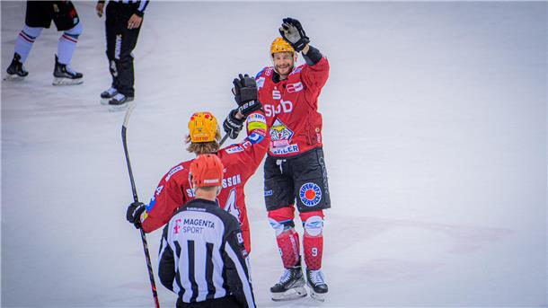 Philip Samuelsson (vorn) und Jan Urbas beglückwünschen sich mit Handschlag nach dem Tor zum 2:0.