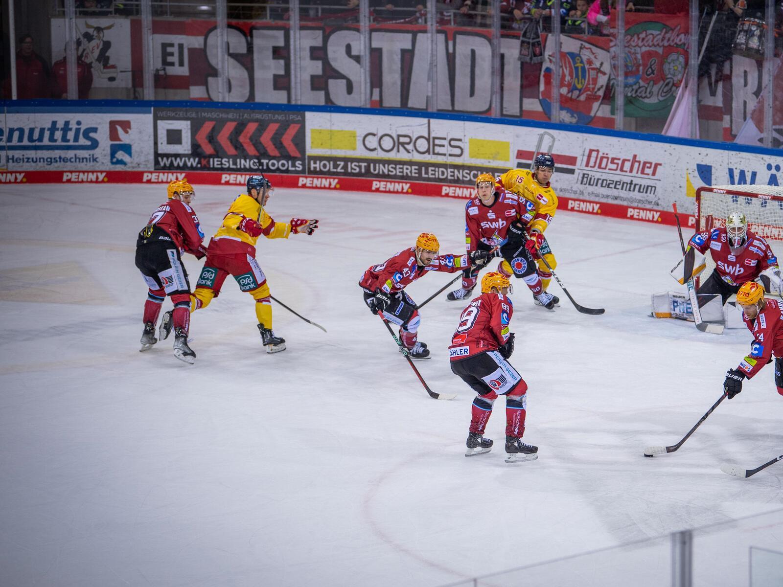 Philip Samuelsson (Zweiter von rechts) manövriert den Puck an Stephen MacCaulay ...