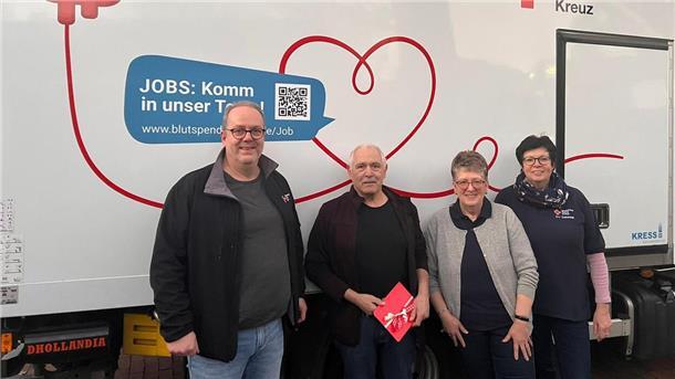 Philip Seipke (Zweiter von links) spendete bereits zum 100. Mal Blut.