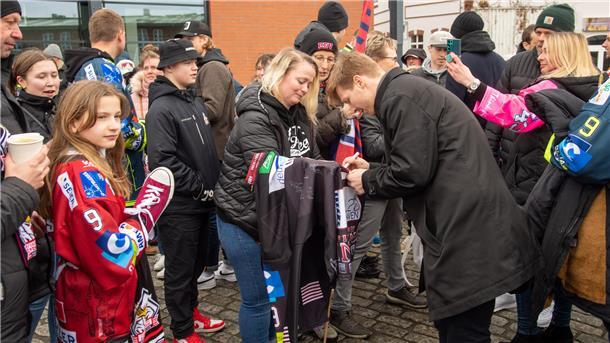Philipp Bruggisser schreibt Autogramme.