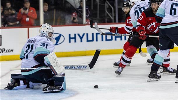 Seattle Kraken bleiben mit Grubauer erfolglos Philipp Grubauer (l.) musste wieder eine Niederlage hinnehmen.