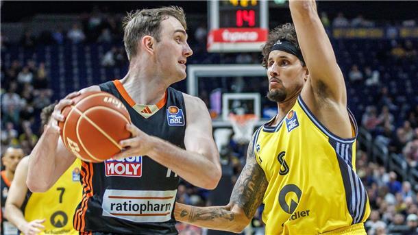 Philipp Herkenhoff (l) setzt sich mit seinen Ulmern gegen Michael Kessens und Alba Berlin durch.