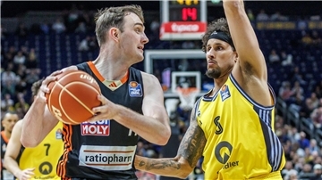 Philipp Herkenhoff (l) setzt sich mit seinen Ulmern gegen Michael Kessens und Alba Berlin durch.