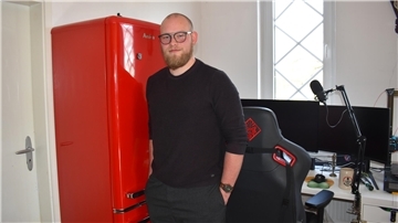 Ein Mann mit Brille lehnt am Kühlschrank. Philipp Müller aus Beverstedt ist kurz vor der Bundestagswahl Mitglied der Linken geworden und gehört zu den Gründungsmitgliedern der Linkenjugend.
