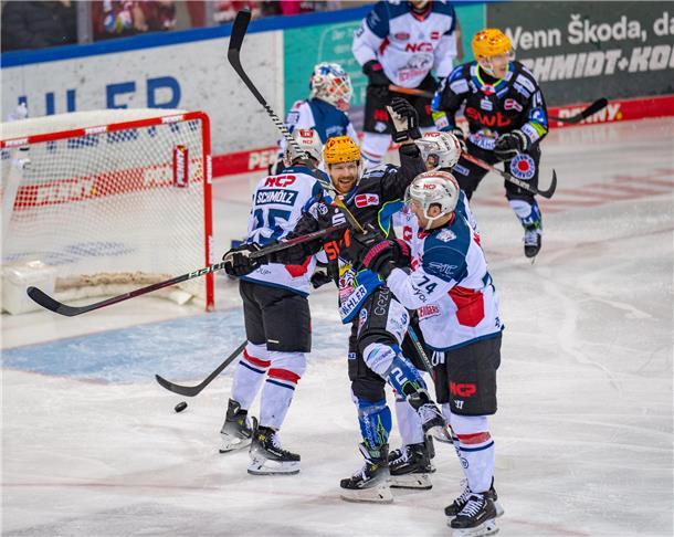 Phillip Bruggisser bejubelt das 1:0. Wenig später traf er selbst zum 2:0.