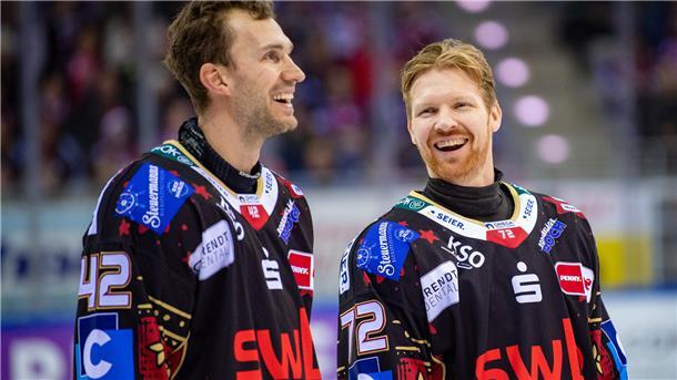 Phillip Bruggisser (rechts, hier mit Matt Abt) erzielte das erste Tor für die Fischtown Pinguins.