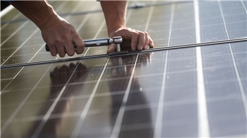 Photovoltaik-Module auf Lärmschutzbauten an Autobahnen und Bahnstrecken könnten den Klimaschutz in Zukunft unterstützen.