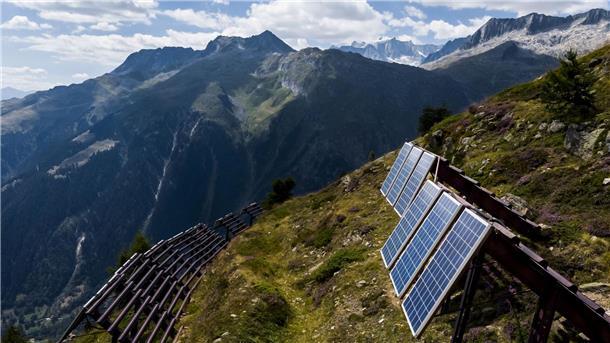 Schweiz für Klimaneutralität und höhere Unternehmenssteuern Photovoltaik-Paneele produzieren erneuerbare Energie und tragen zur Energieversorgung der Schweiz bei.