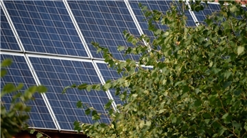 Eine Photovoltaik-Anlage auf einem Hausdach.