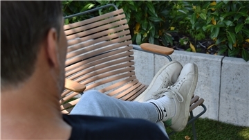 Physiotherapeut Michael Seedorf schwört auf seine Barfußschuhe, die aussehen wie normale Sneaker.