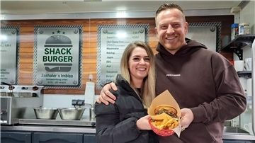 Pia Müller, Feundin von Shack-Burger-Betreiber Nico Zaschaler, hatte die Idee für den Grünkohl-Burger. 