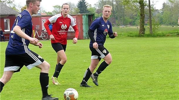 Pia Rake hat im Landkreis Cuxhaven Geschichte geschrieben: Als erste Frau lief sie für die Herrenmannschaft ihres Fußballvereins in einem Pflichtspiel auf.