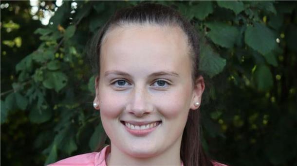 Fußball-Premiere im Landkreis - Pia Rake spielt als erste Frau bei den Herren Pia Rake spielte auch schon höherklassig in der Jugend bei Werder Bremen, in der Regionalliga mit dem TuS Schwachhausen und zuletzt beim FC Geestland.
