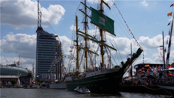 Sail 2025: Hafenrundfahrt zwischen den Großseglern