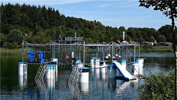 Aqua Chimp – der schwimmende Kletterpark am Kransburger See