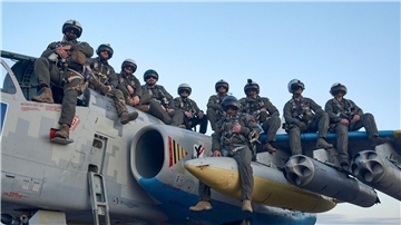 Piloten der ukrainischen Luftwaffe sitzen auf einem Bodenkampfflugzeug in der Ostukraine.
