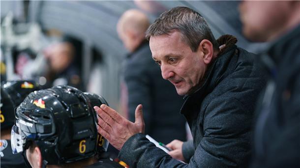 Pinguins-Chefcoach Thomas Popiesch gab sein Debüt als Assistenztrainer der deutschen Eishockey-Nationalmannschaft.