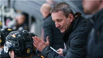 Pinguins-Chefcoach Thomas Popiesch gab sein Debüt als Assistenztrainer der deutschen Eishockey-Nationalmannschaft.