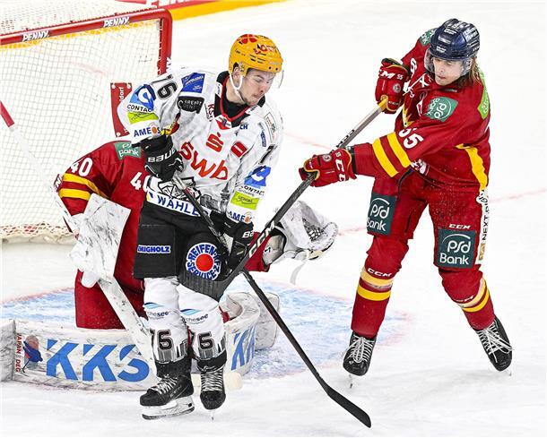 Pinguins siegen beim Debüt von Eigengewächs Büsing in Düsseldorf Pinguins-Eigengewächs Justin Büsing feierte in Düsseldorf sein Debüt in der Deutschen Eishocley-Liga.