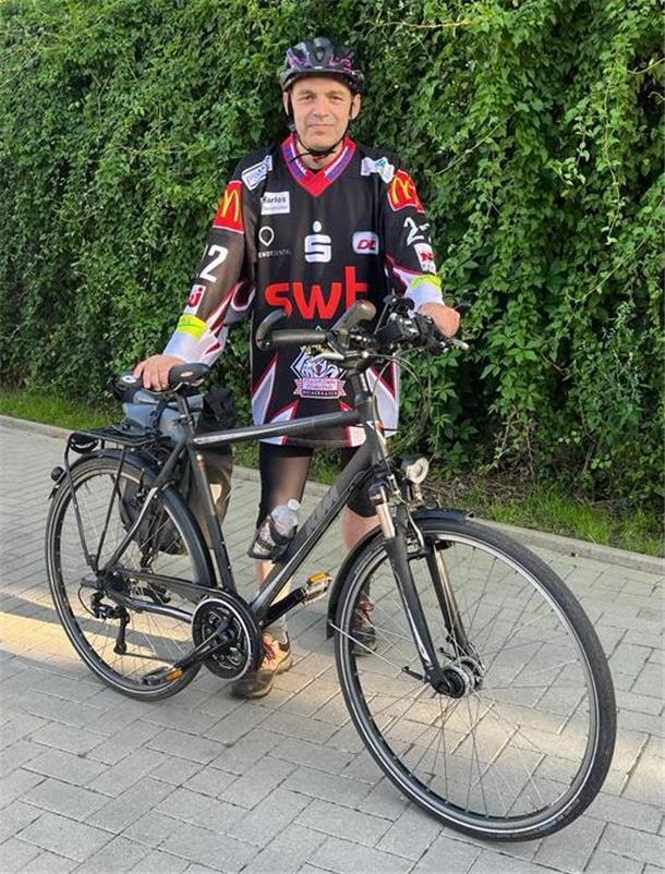 Pinguins-Fan Sven Popp will mit dem Fahrrad zum Auswärtsspiel nach Straubing radeln - einmal längs durch Deutschland.