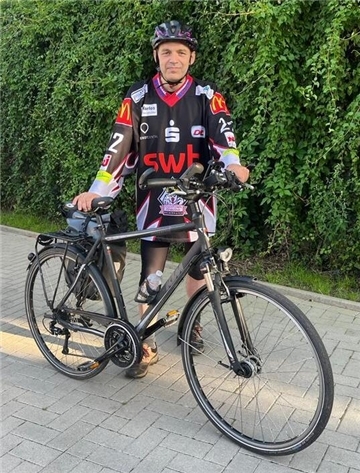 Pinguins-Fan Sven Popp will mit dem Fahrrad zum Auswärtsspiel nach Straubing radeln - einmal längs durch Deutschland.