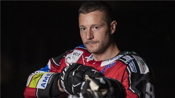 Ein Eishockeyspieler posiert für die Kamera. Es ist Jan Urbas von den Fischtown Pinguins aus Bremerhaven.