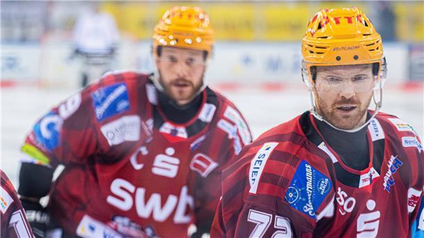 Pinguins-Kapitän Jan Urbas und Verteidiger Phillip Bruggisser (rechts) sind Kandidaten für einen deutschen Pass - das würde die Kaderplanung der Bremerhavener vereinfachen.