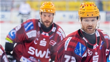 Pinguins-Kapitän Jan Urbas und Verteidiger Phillip Bruggisser (rechts) sind Kandidaten für einen deutschen Pass - das würde die Kaderplanung der Bremerhavener vereinfachen.