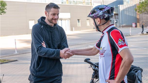 Pinguins-Kapitän Jan Urbas wünscht Sven Popp eine gute Fahrt nach Straubing.