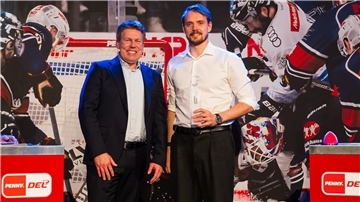 Pinguins-Keeper Kristers Gudlevskis ist zum zweiten Mal in Folge Torwart des Jahres in der Deutschen Eishockey-Liga und wird von DEL-Geschäftsführer Gernot Tripcke ausgezeichnet.