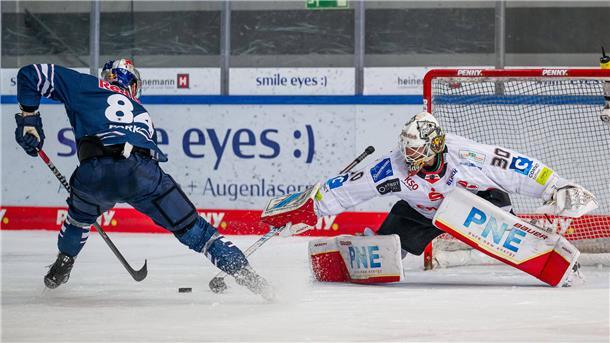 Pinguins-Keeper Kristers Gudlevskis parierte einen Alleingang von Münchens Trevor Parkes und war erneut ein Matchwinner.