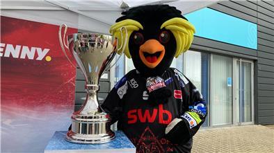 Pinguins-Maskottchen Kralli präsentiert die DEL-Trophäe vor der Eishalle. Die Fans würden dem Pokal am liebsten in Bremerhaven behalten.