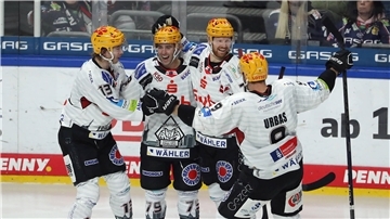 Pinguins-Neuzugang Colt Conrad (2. v. li.) wird nach seinem Doppelpack von den Teamkollegen gefeiert.