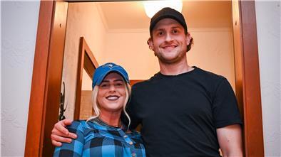 Pinguins-Spieler Carson McMillan und seine Frau Erin sind nach einem Vier-Tage-Trip gut in der kanadischen Heimat angekommen.