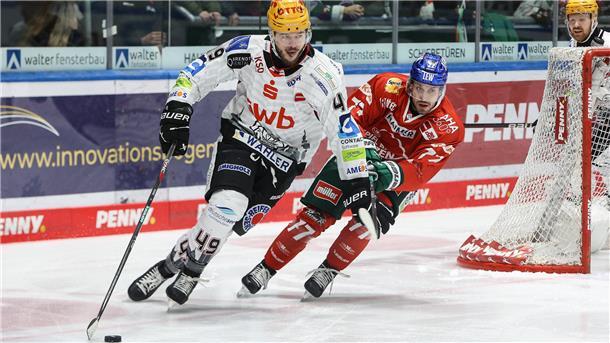 Pinguins-Spieler Lukas Kälble läuft Augsburgs Luca Tosto auf und davon. Die Bremerhavener wurden ihrer Favoritenrolle gerecht.